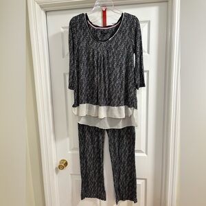 Simply Vera by Vera Wang black and white pajamas, pink ribbon trim, 2/3 sleeves